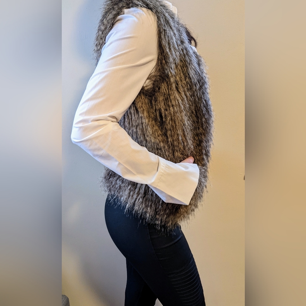 H&M Women’s Beige Stylish Lightweight Faux Fur Vest. Size 4 - Picture 3 of 11